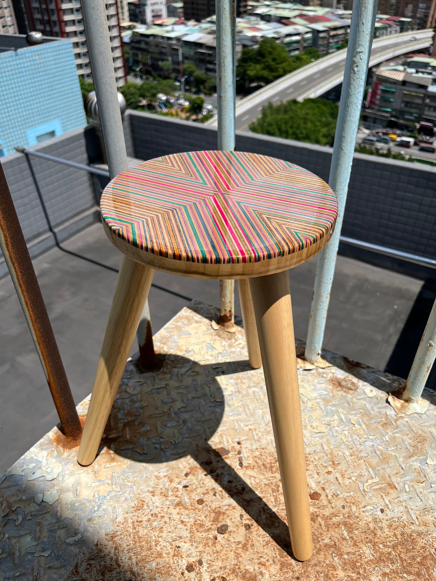 X radial lines stool